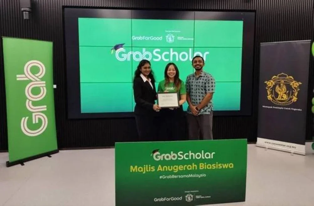 Aruna Dhanapalan (kiri) menyifatkan bantuan biasiswa diterima sebagai satu peluang berharga