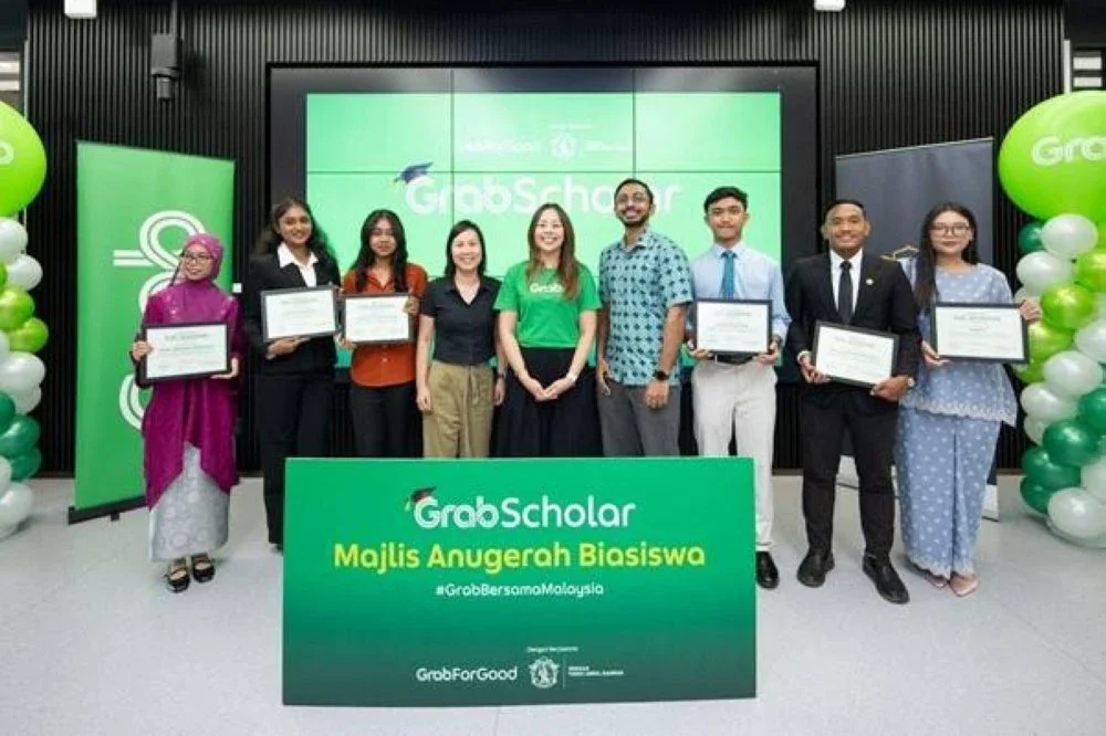Adelene Foo (tengah) bersama enam penerima GrabScholar 2025 dan wakil Yayasan Tunku Abdul Rahman (YTAR) pada majlis meraikan penerima biasiswa dan bantuan kewangan tahun ini.