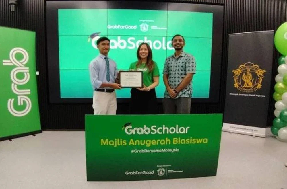 Johan (kiri) merupakan pelajar cemerlang yang menerima Biasiswa GrabScholar - YTAR 2025