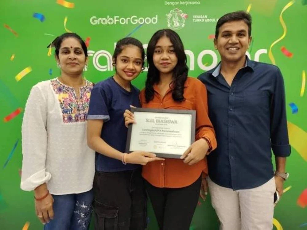 Lawinya (dua kanan) bersama keluarga