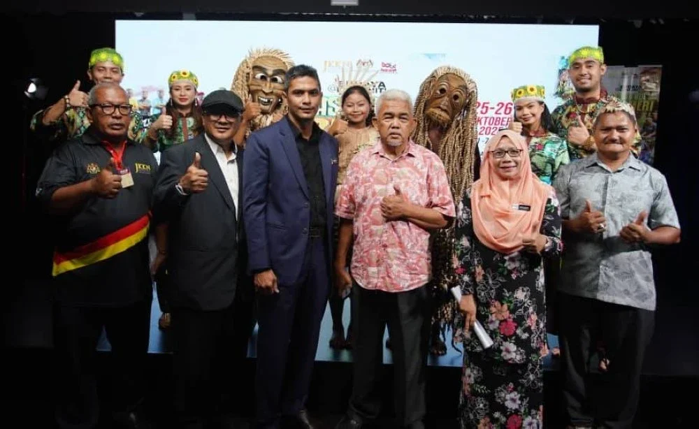 Muhammad Hasmizan (tiga dari kiri) ditemui sempena promosi program Budaya@Komuniti: Pasar Mui Mahmeri 2025 di Kompleks Karangkraf, Seksyen 16, Shah Alam pada Selasa.