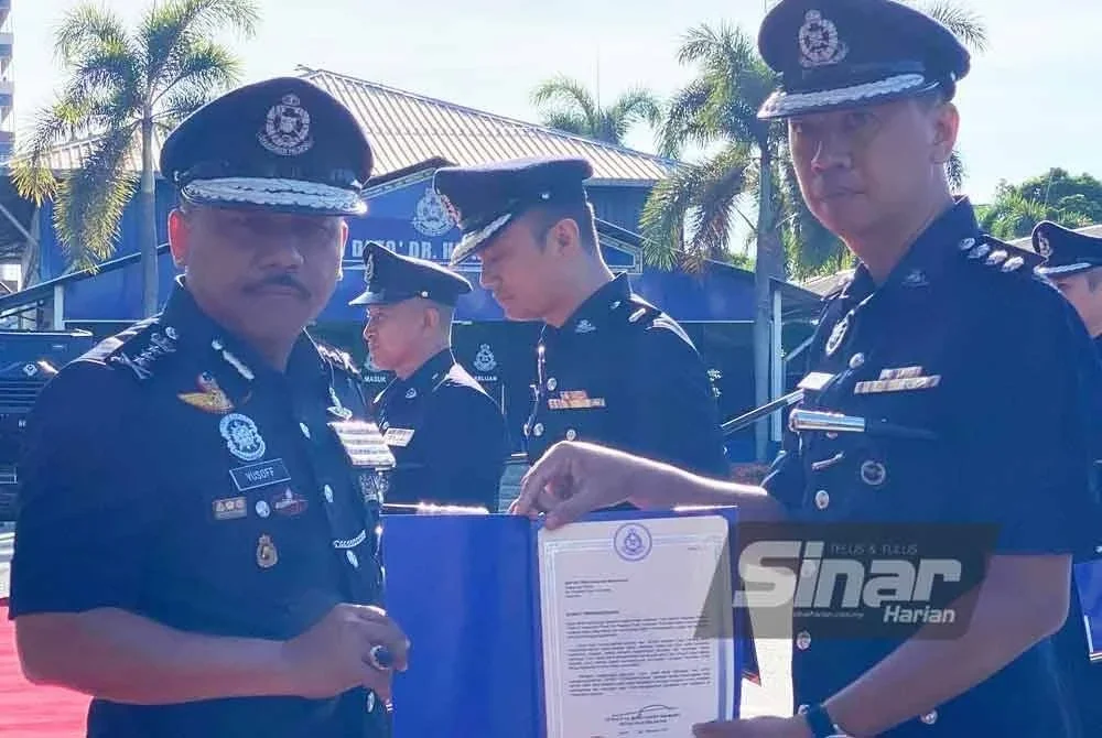 Mohd Yusoff (kiri) menyampaikan sijil penghargaan semasa Perhimpunan Bulanan di IPK Kelantan, Kota Bharu pada Selasa. Foto: SINAR HARIAN/HAZELEN LIANA KAMARUDIN