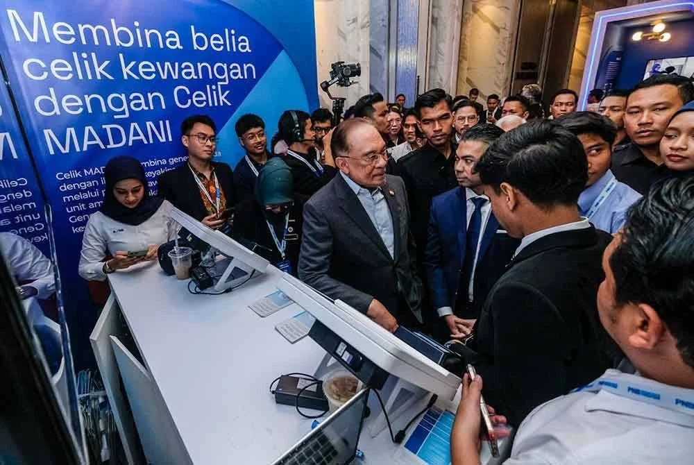 Anwar melawat ruang pameran di Forum Ilmu PNB 2025 di Kuala Lumpur pada Selasa.