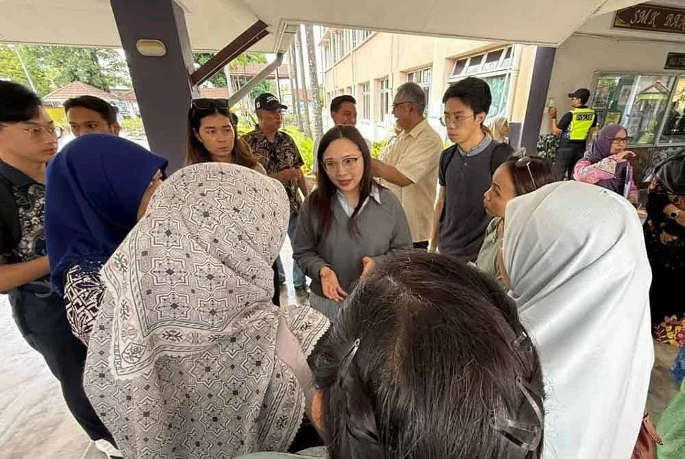 Jamaliah (tengah) ketika membuat tinjauan ke sekolah berkenaan baru-baru ini.