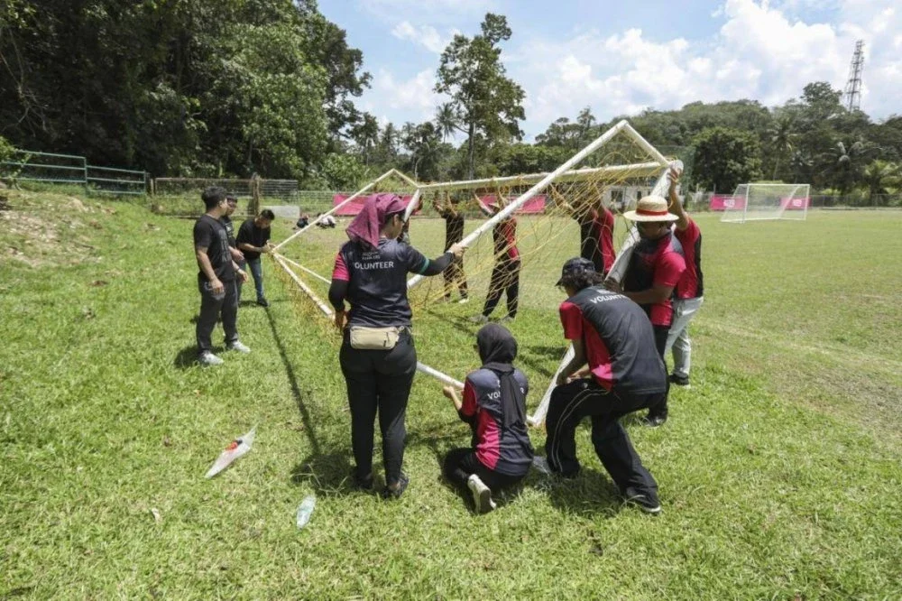 Warga kerja Sukarelawan dari Astro turut terlibat menyumbang tenaga dalam inisiatif Ini Padang Kita.