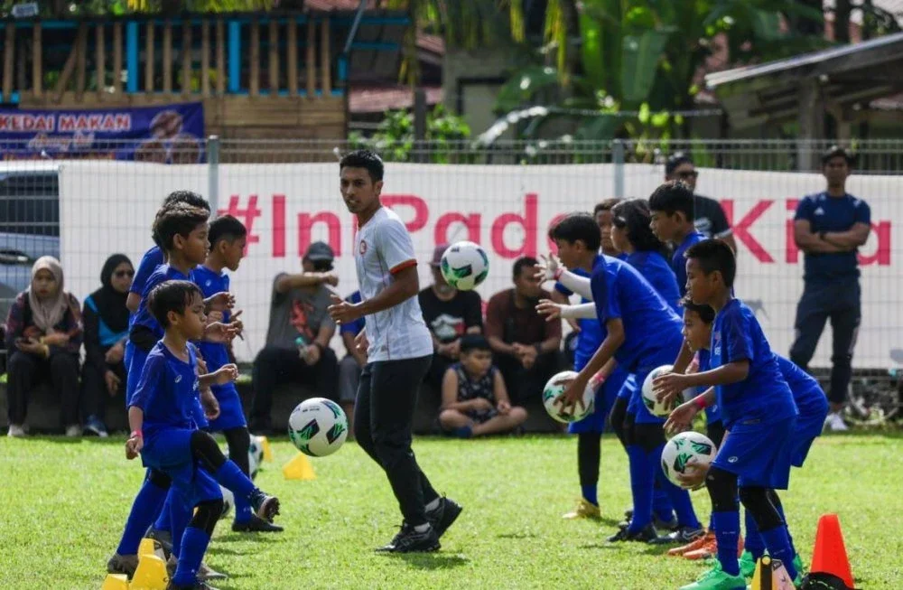 Penganjuran Klinik Bola Sepak Ini Padang Kita Astro di Padang Bola Sepak Kampung Jawa memberikan pendedahan berguna kepada bakat-bakat cilik tentang ilmu bola sepak.