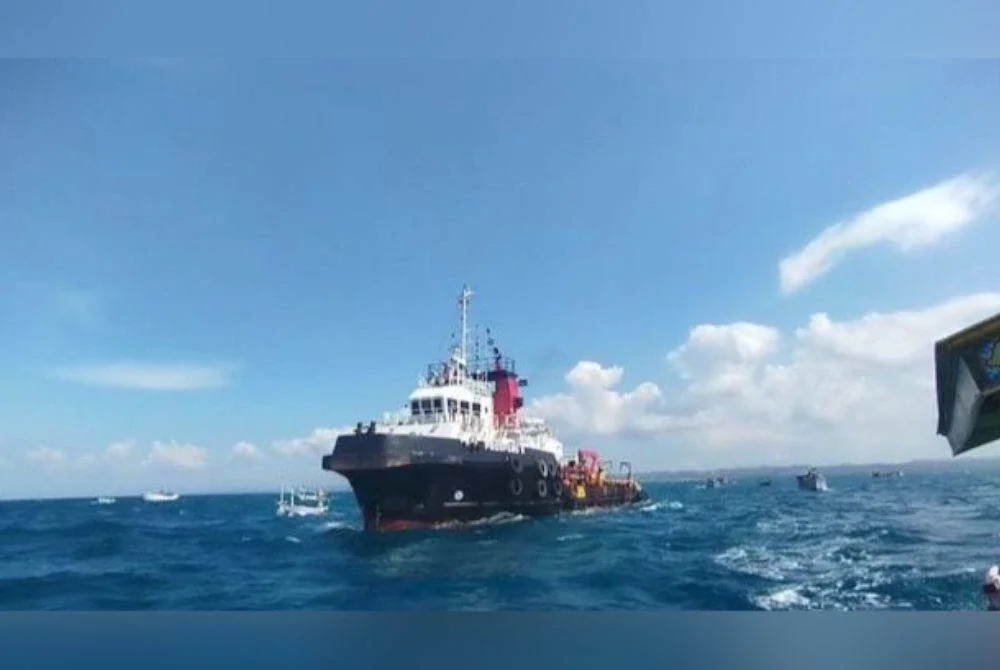 Sebahagian daripada mereka turut nekad mendekati kapal bagi menghentikan operasi di tengah laut. Foto Agensi