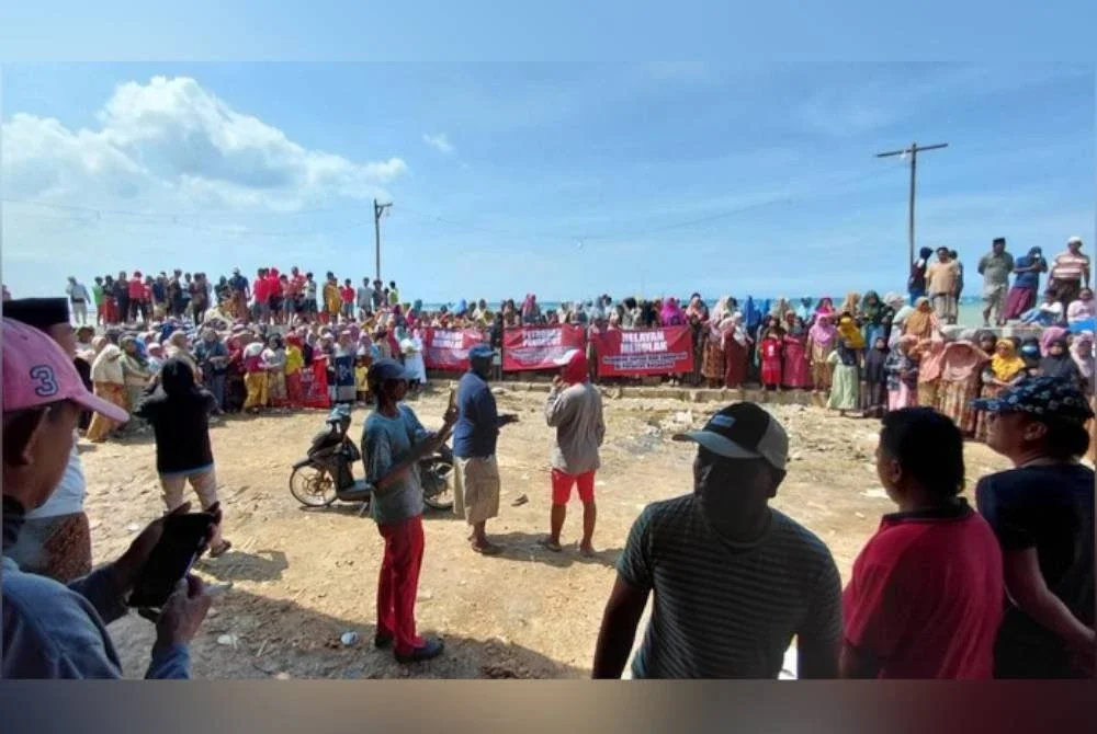 Suasana tegang tercetus apabila ratusan nelayan tempatan mengepung kapal tinjauan milik syarikat minyak dan gas Malaysia, Petronas.