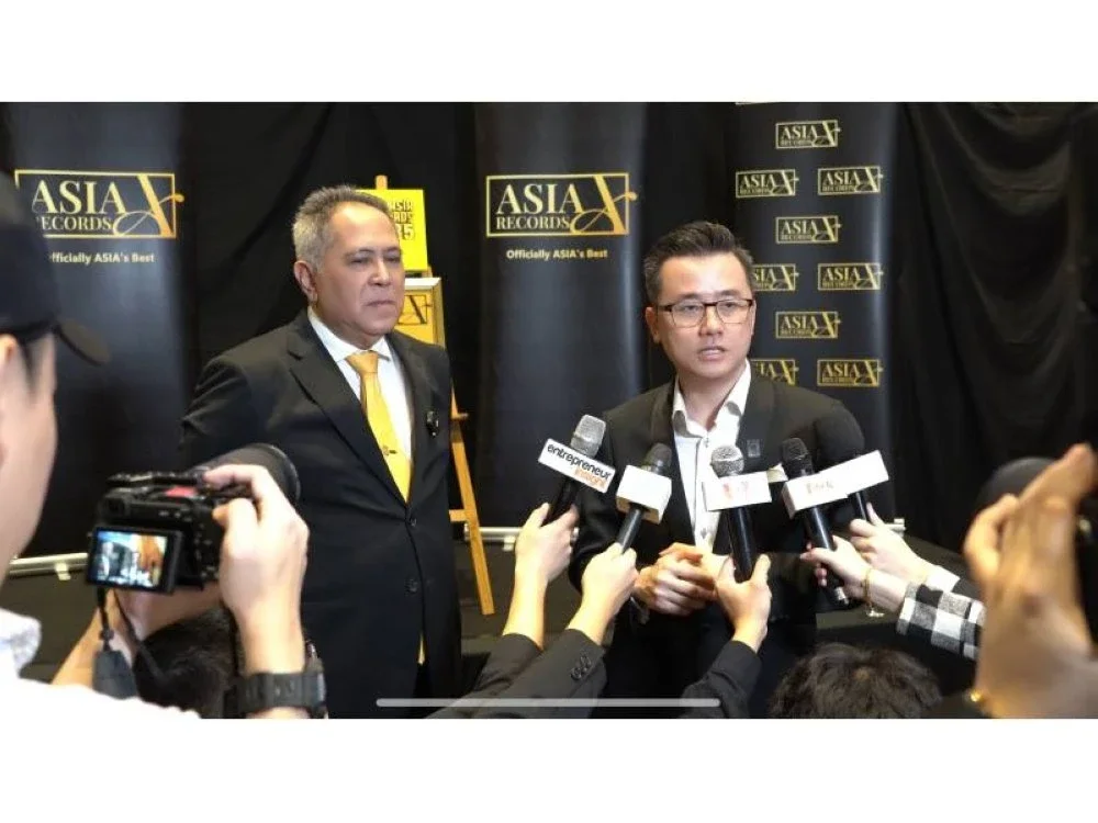 KK Chua (kanan) dan Tunku Fauzi (kiri) ketika bercakap kepada media selepas majlis pelancaran The Asia Record.