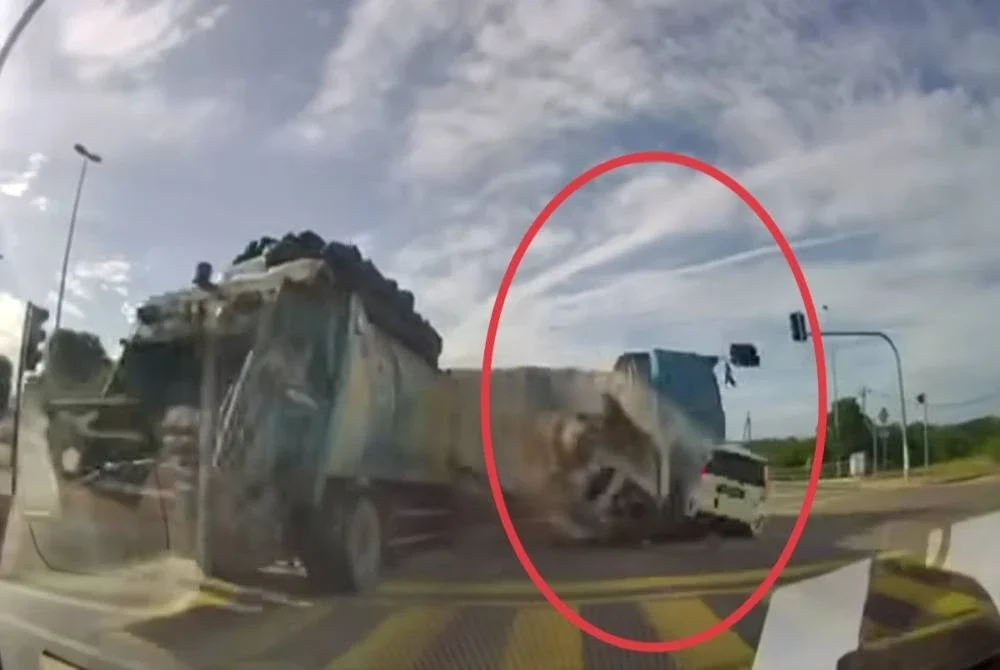 Tangkap layar rakaman rakaman kamera papan pemuka (dashcam) kenderaan memaparkan detik kemalangan sebuah lori tanah merempuh tiga kenderaan di lampu isyarat Jalan Bukit Cerakah, Meru di Klang pada Selasa.