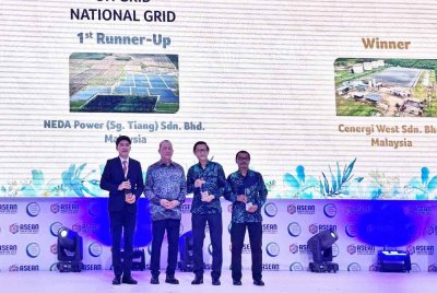 Ir Yew Hoe (dua dari kanan) bersama Timbalan Perdana Menteri merangkap Menteri Peralihan Tenaga dan Transformasi Air Malaysia, Datuk Seri Fadillah Yusof (dua dari kiri) merakam gambar bersama.