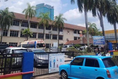 Satu kes bunuh melibatkan mangsa seorang pelajar perempuan berusia 16 tahun di sebuah sekolah di Bandar Utama, Petaling Jaya Selasa lalu mengundang pelbagai saranan ekstrem terhadap keselamatan di sekolah. - Gambar hiasan
