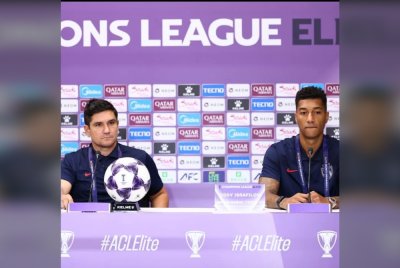 Munoz (kiri) dan Israfilov pada sidang akhbar menjelang aksi petang ini. Foto Johor Southern Tigers