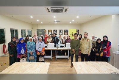 Ibu tunggal akan dibantu untuk bangkit daripada penerima bantuan menjadi penyumbang ekonomi keluarga dan masyarakat.