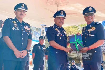 Mohd Yusoff (tengah) menyampaikan sijil penghargaan kepada Ketua Polis Daerah Pasir Puteh, Superintenden Zaizul Rizal Zakaria (kanan) semasa perhimpunan bulanan di IPK Kelantan pada Selasa. Foto: SINAR HARIAN/HAZELEN LIANA KAMARUDIN