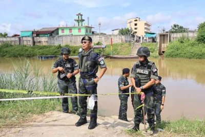 Anggota polis memeriksa salah satu jeti haram yang terdapat di Kelantan.