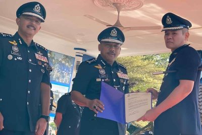 Mohd Yusoff (tengah) menyampaikan sijil penghargaan semasa Perhimpunan Bulanan di IPK Kelantan, Kota Bharu pada Selasa. Foto: SINAR HARIAN/HAZELEN LIANA KAMARUDIN