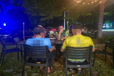 Mohd Yussainy ketika mengadakan pertemuan dengan dua malim gunung yang terlibat dalam kejadian yang menimpa Allahyarham Mustaqqeem.