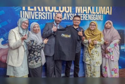 Moath (tiga dari kiri) memegang kemeja T yang dihadiahkan penyelianya, Mohd Nazli (tiga dari kanan) dan Zalailah (dua dari kiri) selepas menamatkan pengajian Doktor Falsafah (PhD) dalam bidang Perakaunan di UMT.