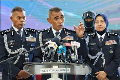 Fadil (tengah) ketika sidang akhbar di Ibu Pejabat Polis Kontinjen Kuala Lumpur pada Selasa.