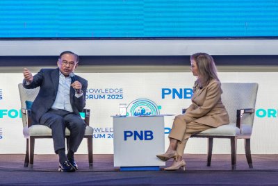 Anwar semasa sesi perbualan selepas menyampaikan ucaptama pada Forum Ilmu PNB 2025 di Kuala Lumpur pada Selasa.