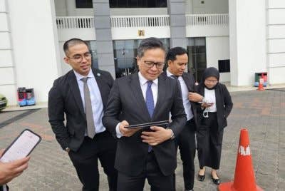 Rizwandean bersama rakan sepasukannya ketika di pekarangan Kompleks Mahkamah Kota Kinabalu.