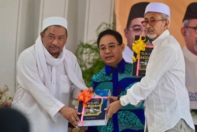 Raja Bahrin (kanan) ketika Majlis Pelancaran buku Politik Bukan Akidah di Kuala Terengganu pada Selasa.
