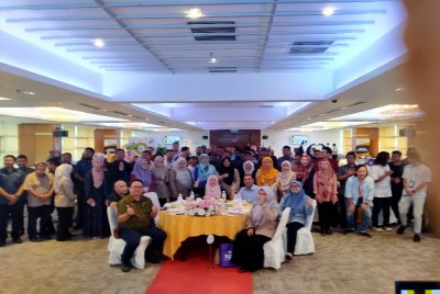 Norsiyenti (duduk, tengah) bersama peserta selepas merasmikan Seminar Kopi Tahun 2025 di sebuah hotel pada Selasa.