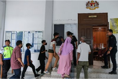 Empat remaja lelaki mengaku tidak bersalah di Mahkamah Kanak-kanak di sini atas tuduhan melakukan amang seksual fizikal terhadap seorang pelajar perempuan sejak Jun lalu. Foto Bernama