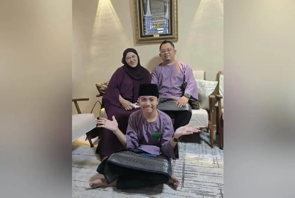 Fadillah bersama suami dan anak tunggalnya.
