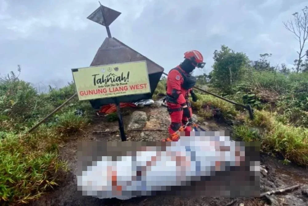 Anggota bomba membawa turun jenazah Mustaqqeem dari puncak Gunung Liang. Foto ihsan JBPM