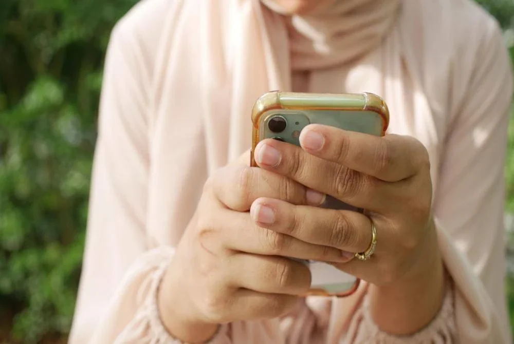 Apa sahaja masalah hidup sekarang ini puncanya kita kaitkan dengan internet. Gambar hiasan 123rf.