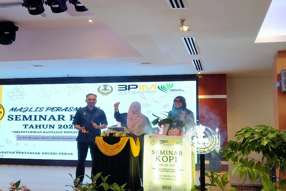 Norsiyenti (tengah) merasmikan Seminar Kopi Tahun 2025 di sebuah hotel di sini pada Selasa.