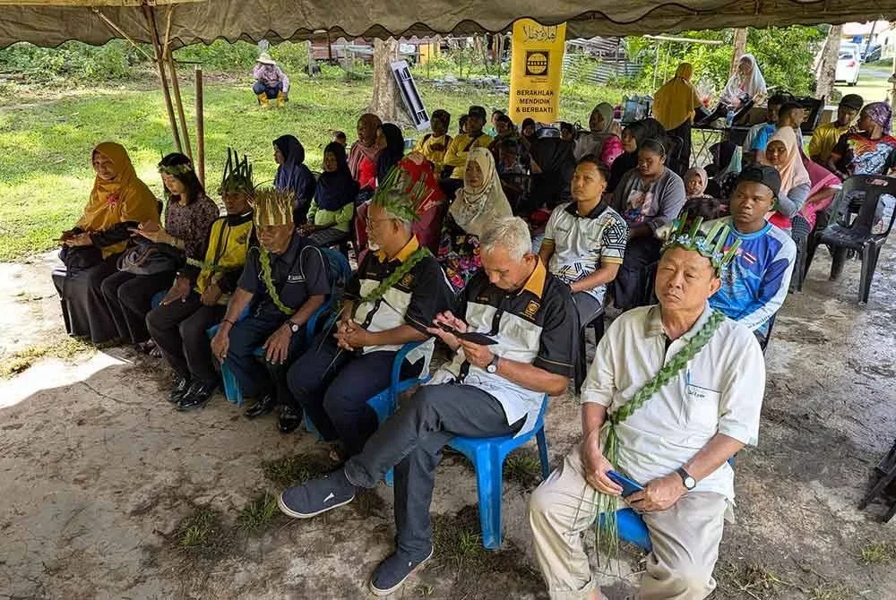 Sebahagian orang ramai terdiri daripada penduduk kampung yang hadir sempena majlis pelancaran projek berkenaan.