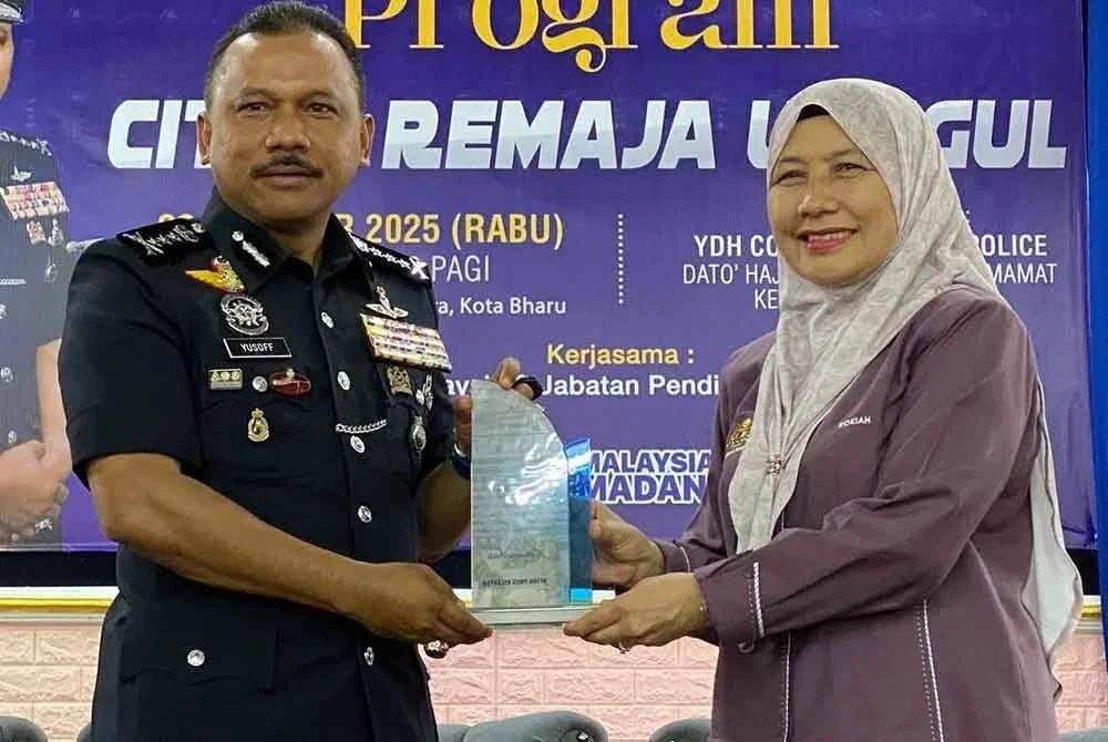 Mohd Yusoff (kiri) semasa hadir merasmikan Program Citra Remaja Unggul di Sekolah Menengah Kebangsaan (SMK) Ismail Petra, Kota Bharu pada Rabu. Foto:SINAR HARIAN/HAZELEN LIANA KAMARUDIN