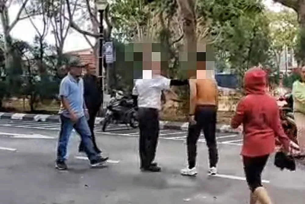 Tangkap layar video pergaduhan diantara peniaga dan pengawal keselamatan Masjid Selat Melaka yang tular di media sosial sejak Selasa.