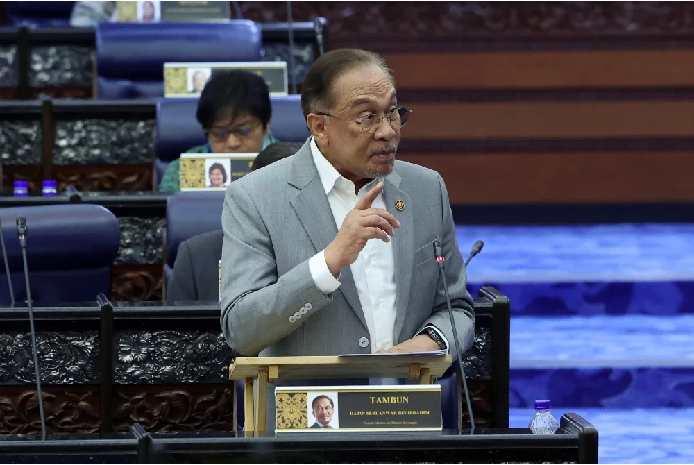 Anwar bercakap pada Mesyuarat Ketiga Penggal Ketiga, Parlimen ke-15 di Dewan Rakyat pada Rabu. Foto Bernama
