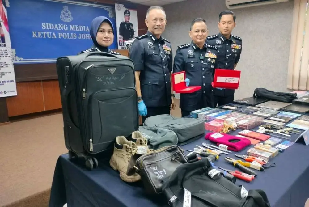 Abdul Latiff (dua kanan) menunjukkan barang yang dirampas daripada Geng Richi pada sidang akhbar di IPK Johor pada Rabu.