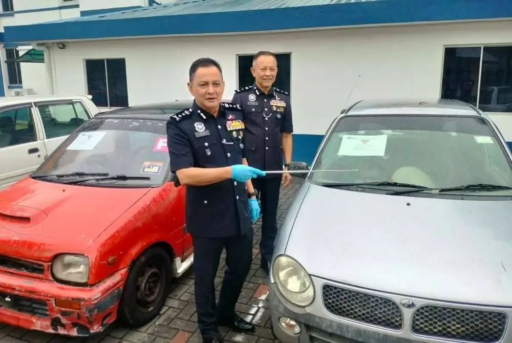 Abdul Latiff menunjukkan kereta Perodua yang dirampas daripada Geng Richi.