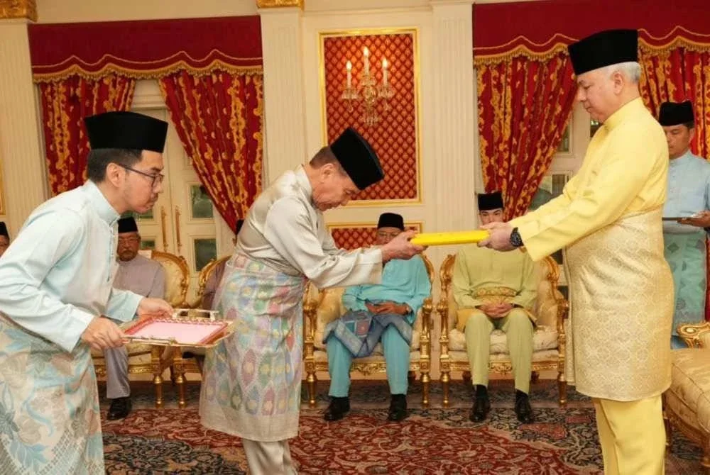 Sultan Nazrin berkenan menyerahkan zakat perniagaan kepada Yang Dipertua Majlis Agama Islam dan Adat Melayu Perak (MAIPK), Tan Sri Mohd Annuar Zaini.