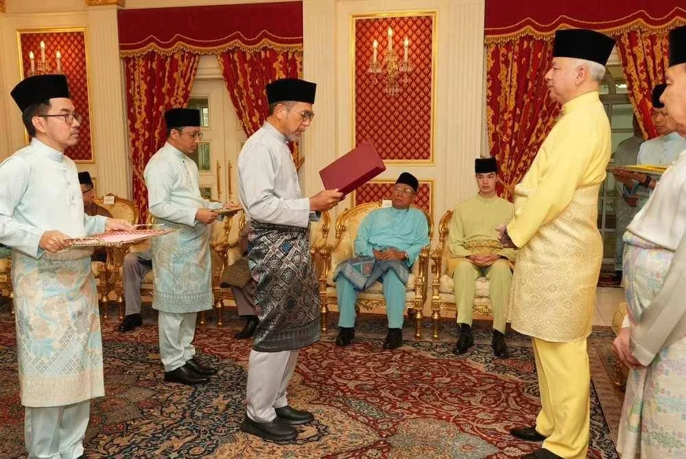 Tujuh syarikat korporat menyerahkan bayaran zakat perniagaan berjumlah RM14,294,877.22 kepada Zakat Perak Al Ridzuan dalam satu majlis di Istana Perak, Changkat Persekutuan Kuala Lumpur pada Rabu.