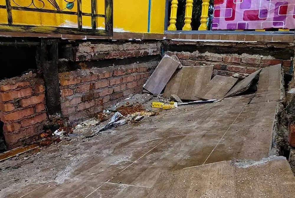 Keadaan beranda rumah warisan berusia 100 tahun di Kampung Chetti, Gajah Berang yang tiba-tiba runtuh dalam kejadian malam Ahad lalu.
