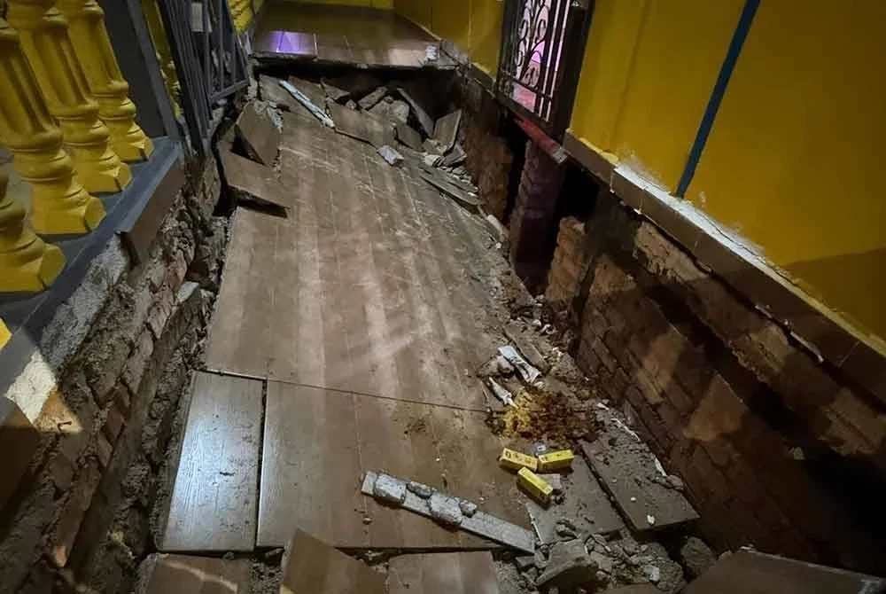 Keadaan beranda rumah berusia 100 tahun itu yang runtuh.