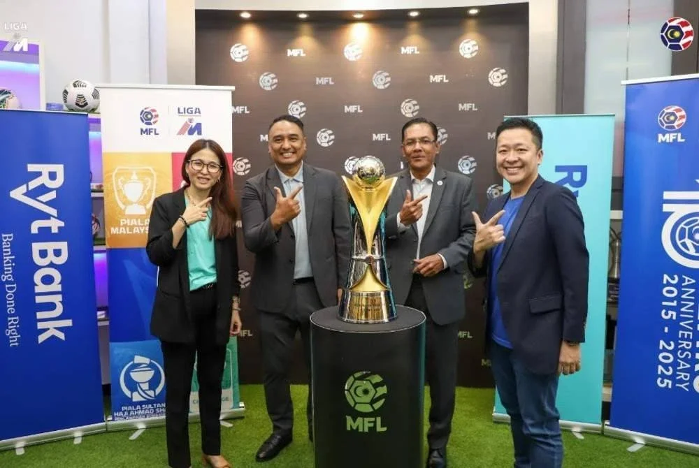 Ghani (dua kanan) bersama Melvin (kanan) selepas majlis berkenaan pada Rabu.