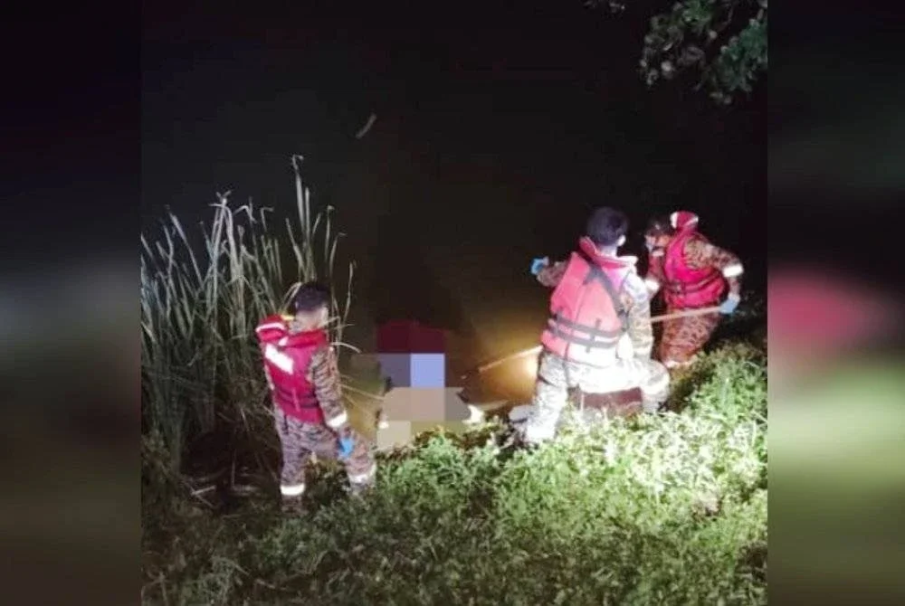 Pasukan bomba dipanggil bagi membantu mengangkat mayat ke kawasan selamat untuk pemeriksaan lanjut oleh pihak polis dan pakar forensik.