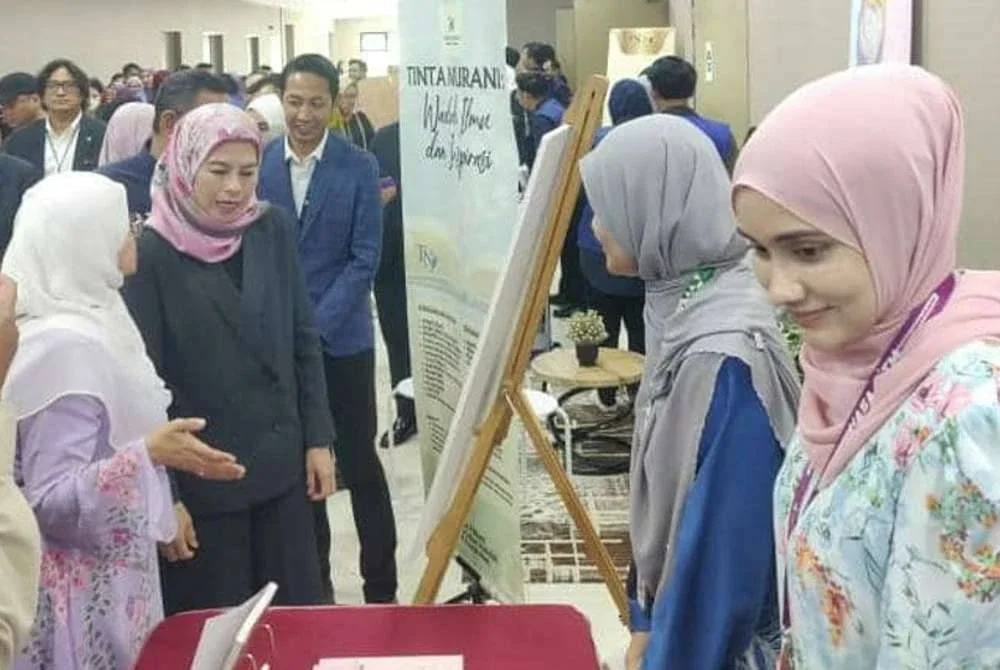 Noraini (dua dari kiri) melawat reruai semasa Program Executive Talk di Hospital Al-Sultan Abdullah, UiTM Puncak Alam pada Rabu.