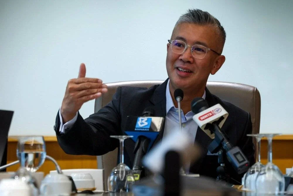 Tengku Zafrul sewaktu wawancara bersama media bertemakan ‘Bagaimana Kemakmuran Ekonomi ASEAN Menyokong Kestabilan Politik Serantau’, di pejabatnya di sini pada Rabu.
