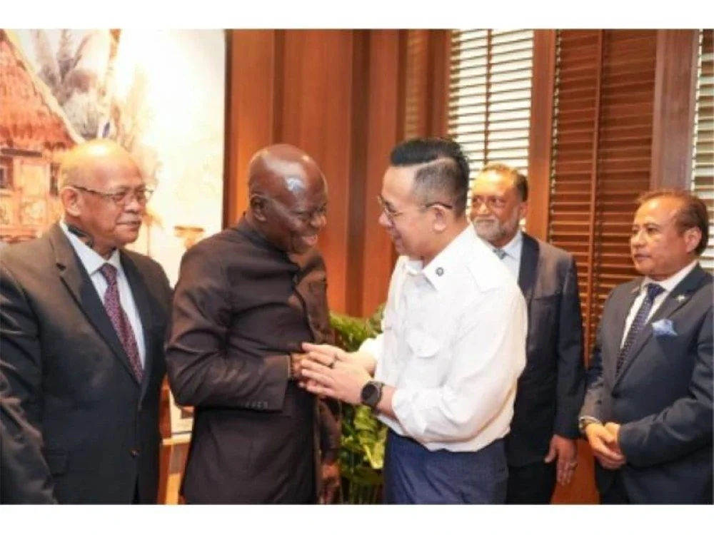 Steven Sim (dua dari kanan) meraikan kedatangan pertama kali Gilbert (dua dari kiri) ke Malaysia yang menjadi detik bersejarah dalam hubungan dua hala negara.