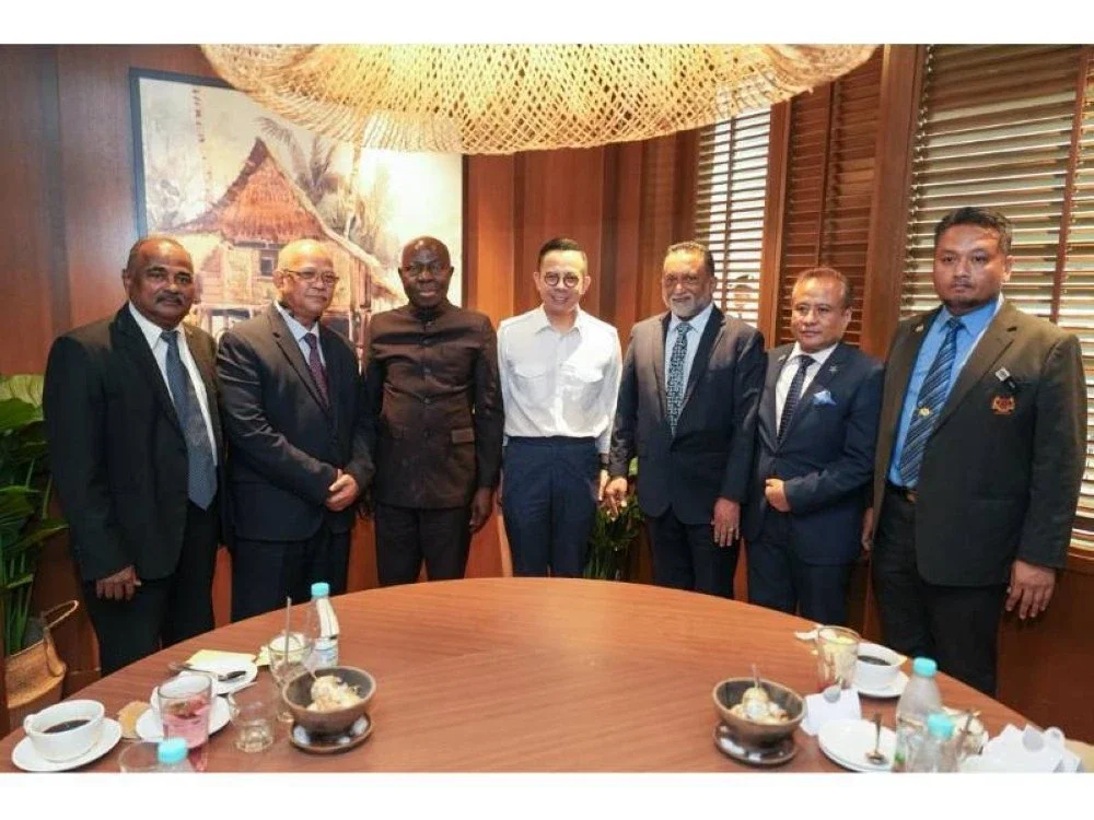 Bagi meraikan kunjungan pertama kali Gilbert F Houngbo (dua dari kiri) ke Malaysia, Steven (dua dari kanan) mengadakan pertemuan santai sambil menikmati makan tengah hari bersama pemimpin triparti melibatkan wakil kerajaan, majikan dan pekerja di Kuala Lumpur.