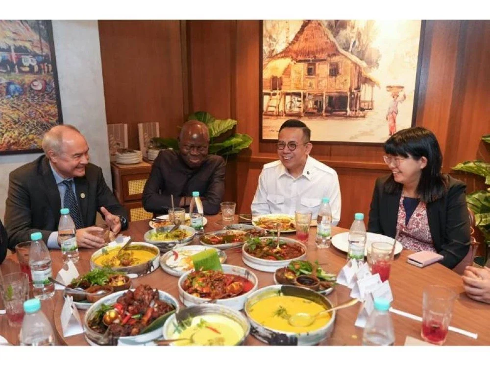 Steven (dua dari kanan) mengadakan pertemuan santai sambil menikmati makan tengah hari bersama ILO da pemimpin triparti melibatkan wakil kerajaan, majikan serta pekerja di Kuala Lumpur.